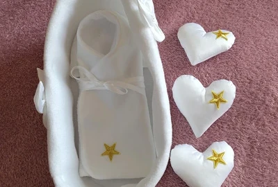 koerbchen mit sternchendecke und erinnerungsherzen fuer sternenkind und elterneltern
