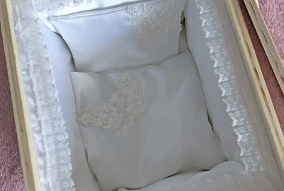 kästchen für ein  ganz kleines sternenkind mit brautkleiderstoff ausgelegt
